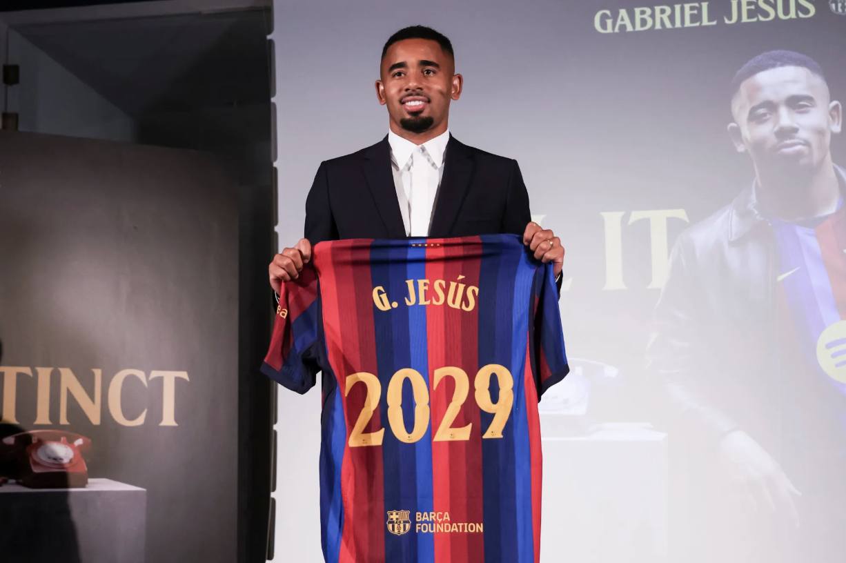 Gabriel Jesus duoc gioi thieu la cau thu cua Barcelona vao ngay cuoi cung cua ky chuyen nhuong.